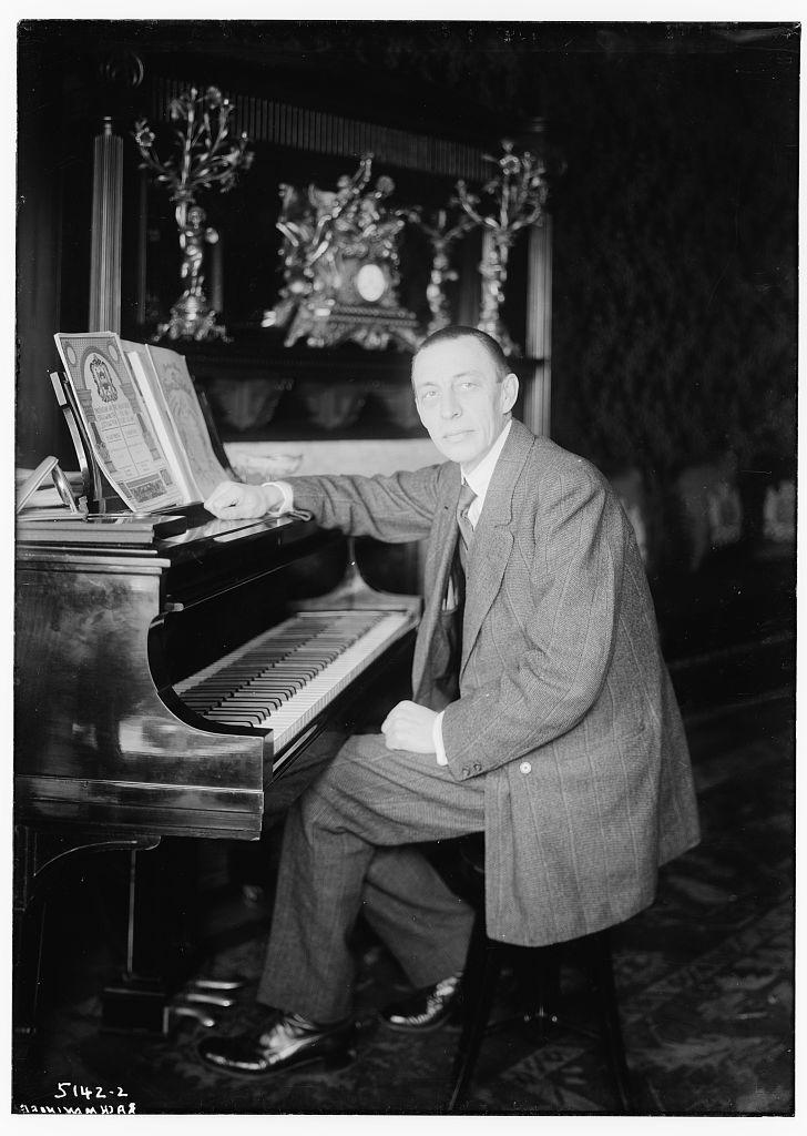 Sergei RACHMANINOW assis au grand piano Steinway, env. 1915-1920